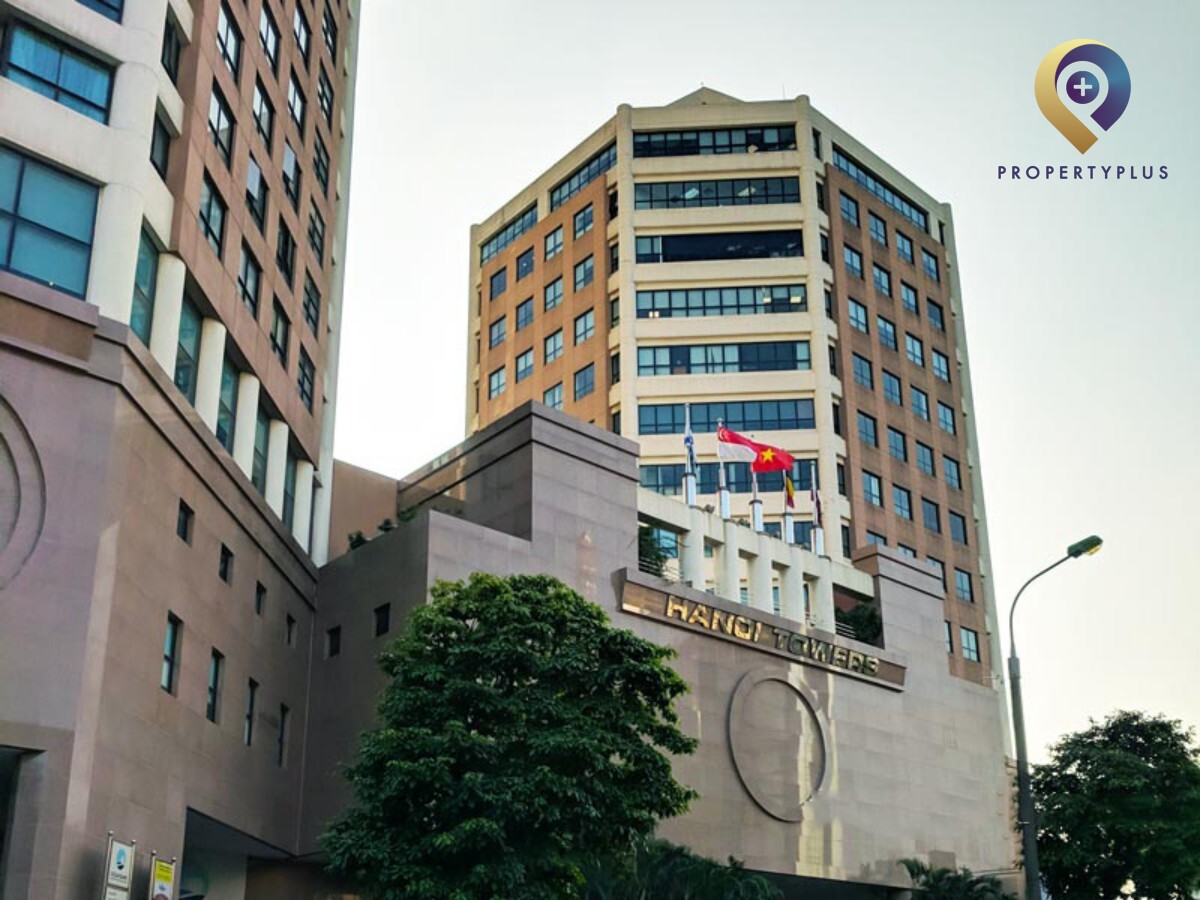 Mặt ngoài tòa nhà Hanoi Tower với cờ các quốc gia